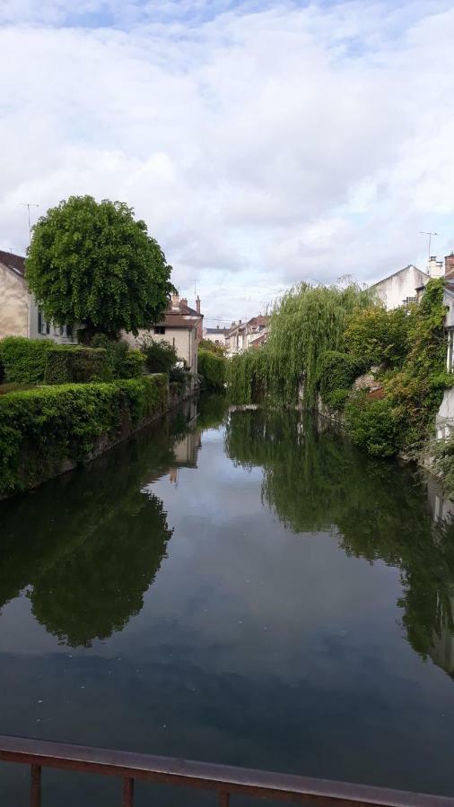 Hotel La Maison Rose: Lieu Atypique Nemours Exterior foto