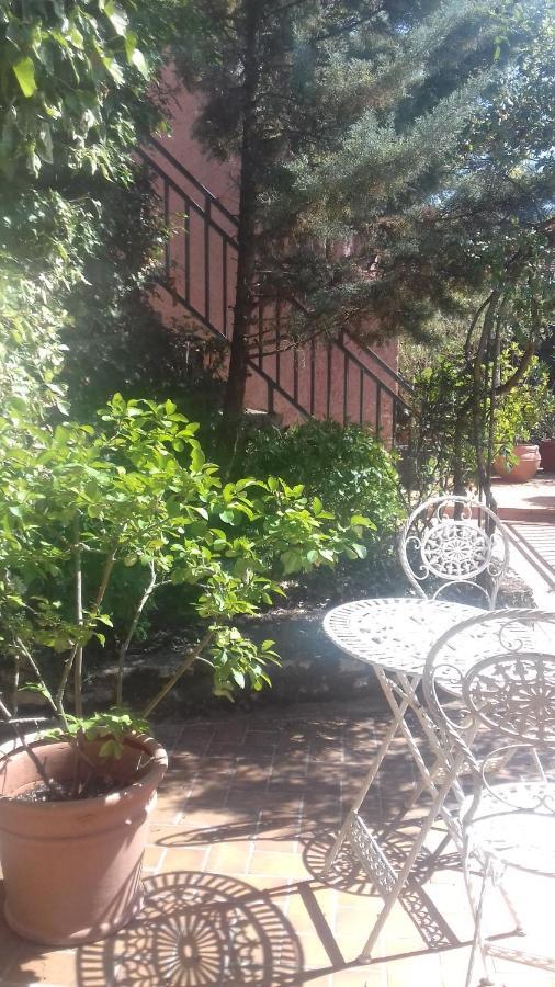 Hotel La Maison Rose: Lieu Atypique Nemours Exterior foto