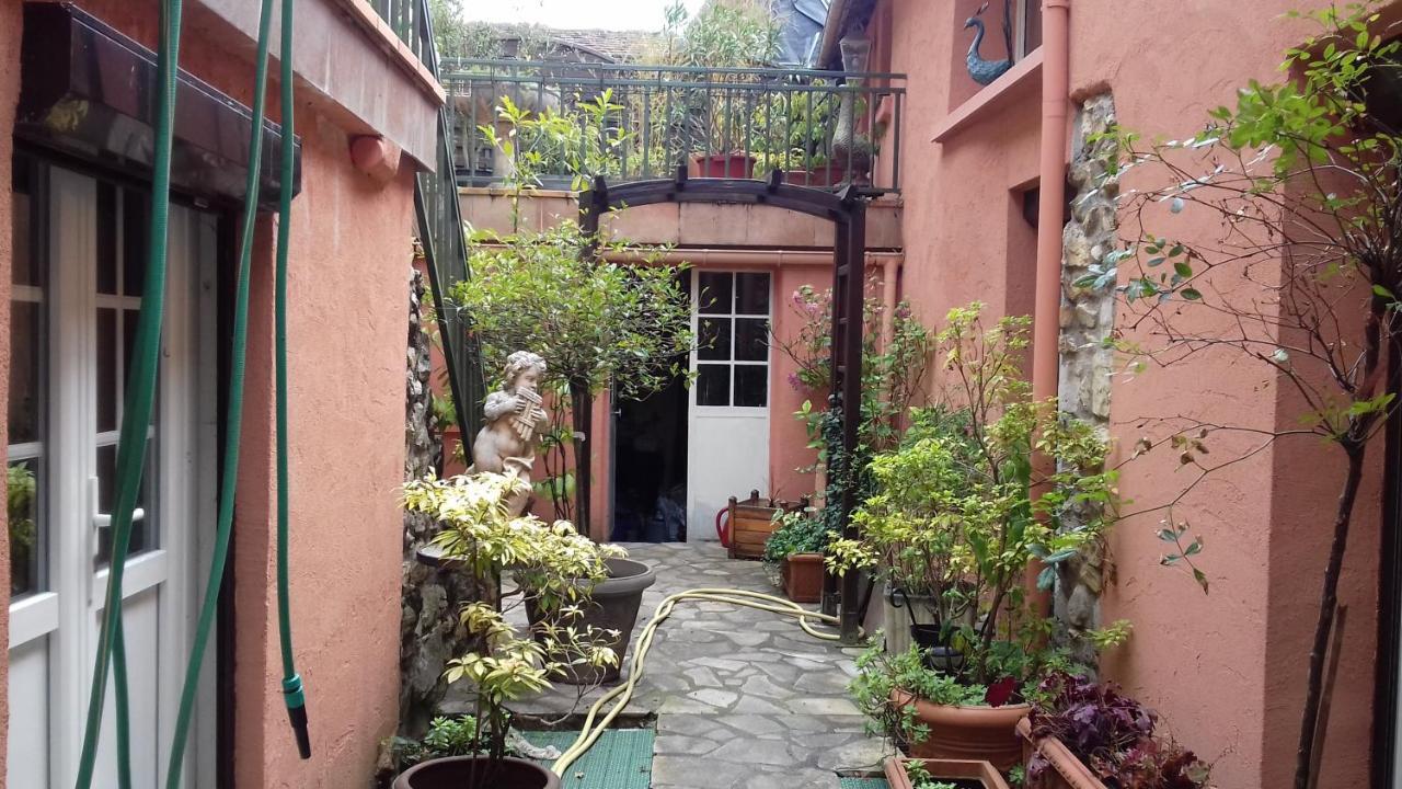 Hotel La Maison Rose: Lieu Atypique Nemours Exterior foto